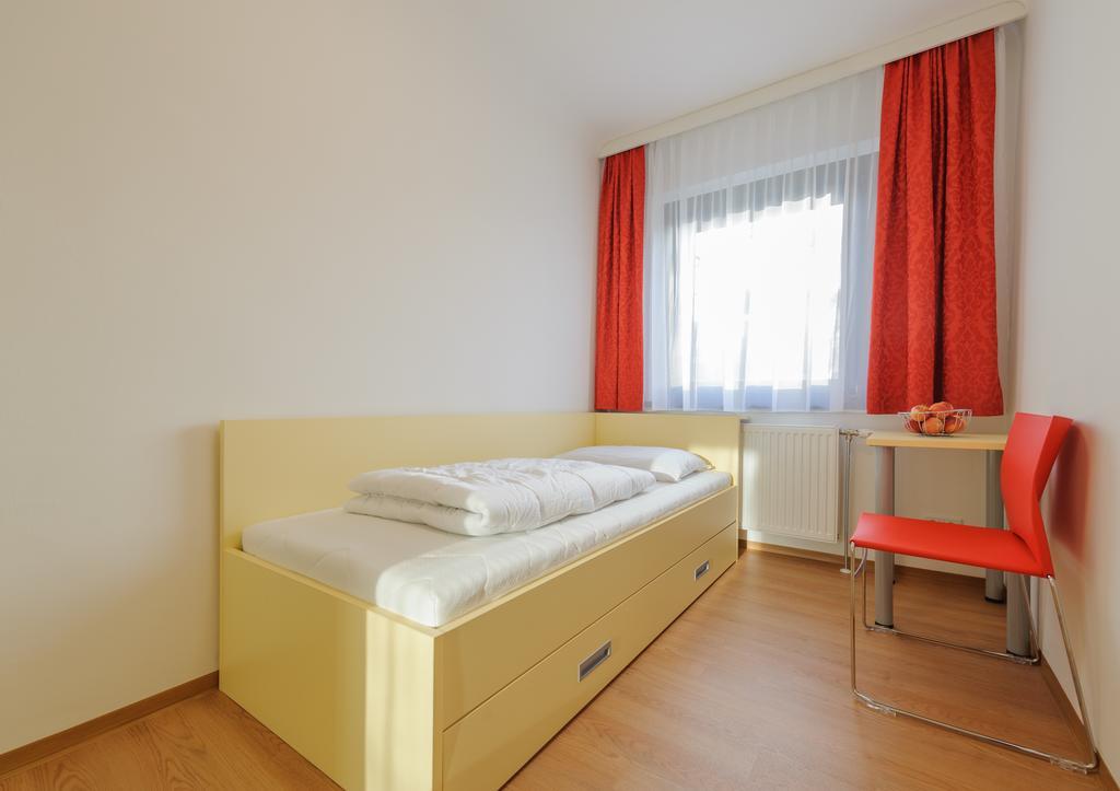 Hostel Huetteldorf Vienna Exterior photo
